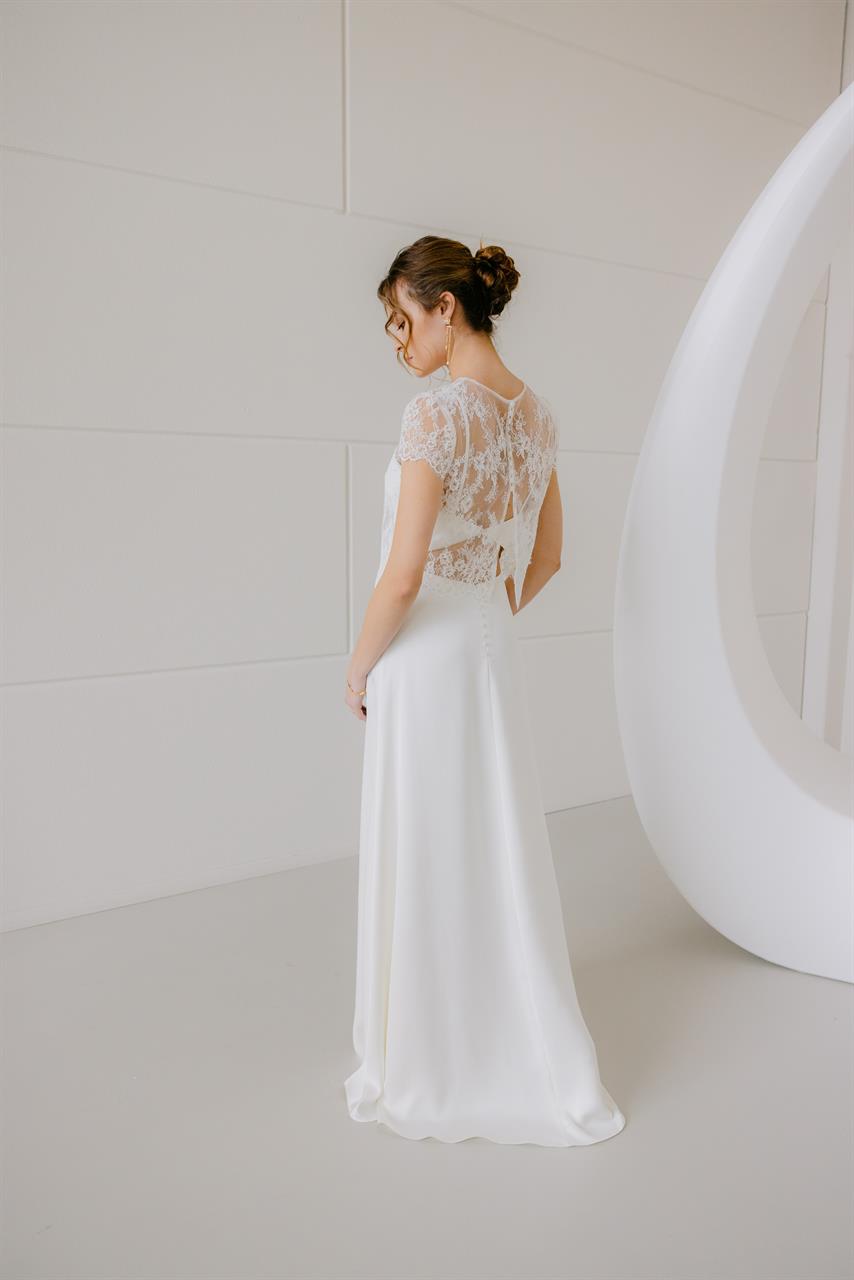 Minimalistische Brautkleid mit feinem Spitzn-Top