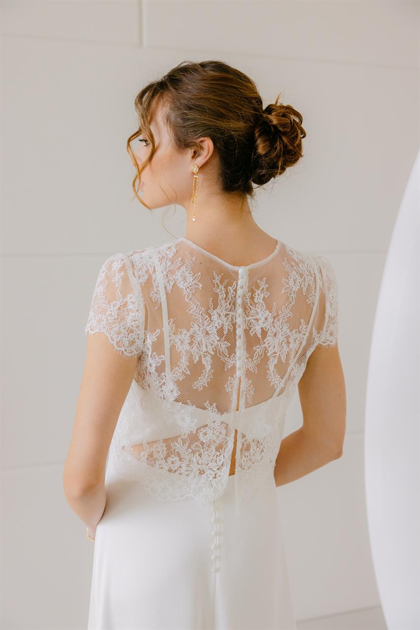 Minimalistische Brautkleid mit feinem Spitzn-Top
