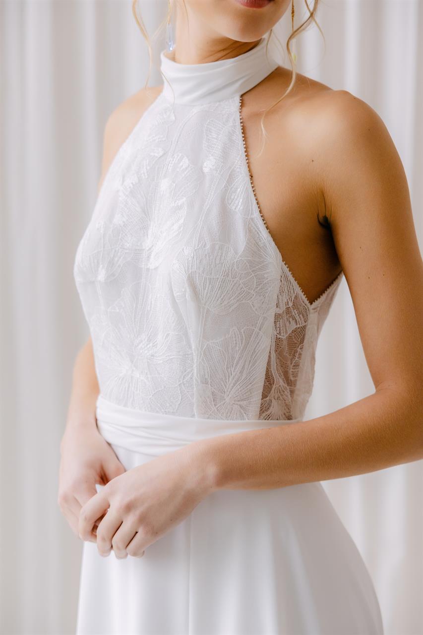 Modernes Neckholder-Brautkleid mit Spitze & Chiffonrock Modernes Neckholder-Brautkleid mit Spitze & Chiffonrock