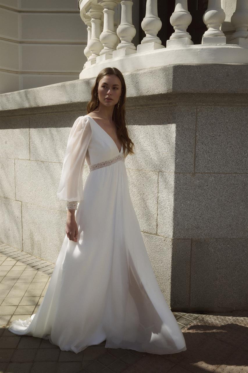 Fließendes Empire-Brautkleid im cleanen Look mit langen Ärmeln
Rembo Atelier Romance