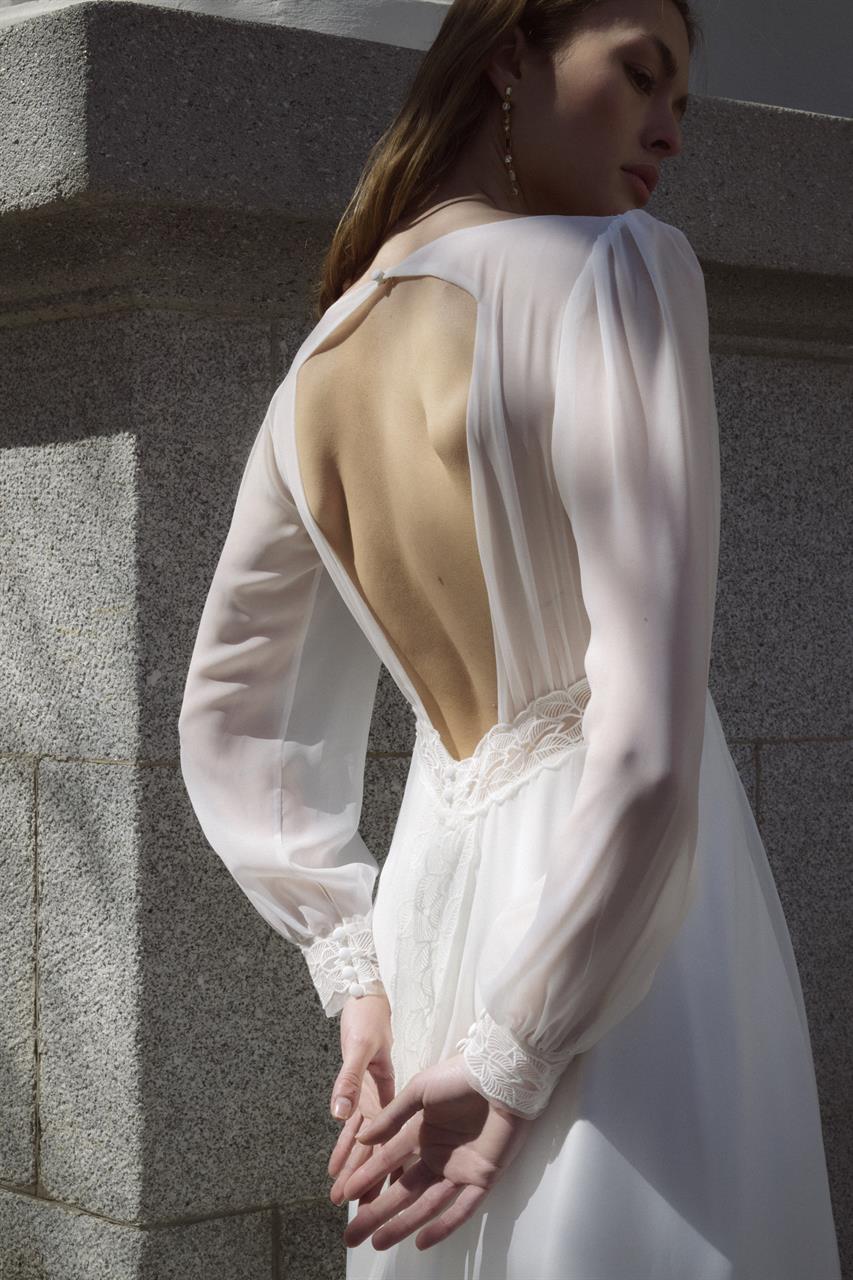 Fließendes Empire-Brautkleid im cleanen Look mit langen Ärmeln Fließendes Empire-Brautkleid im cleanen Look mit langen Ärmeln