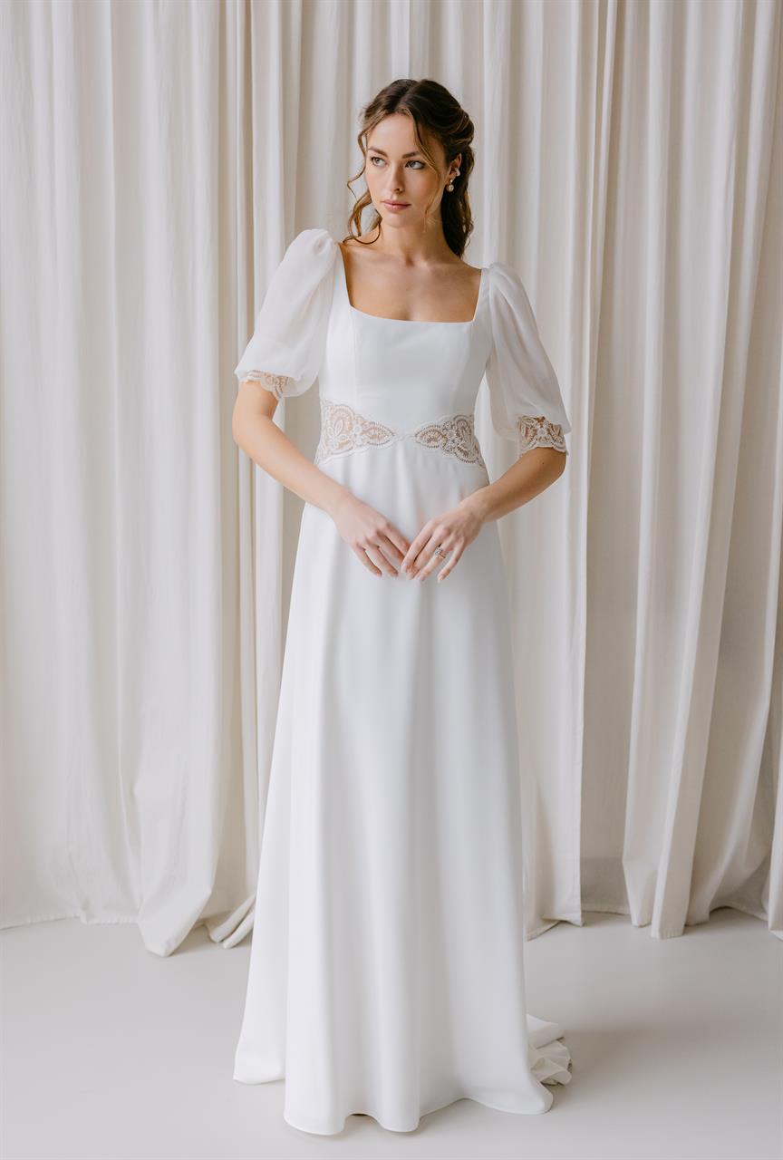 Schlichtes Boho-Brautkleid mit Karree-Ausschnitt & Chiffonärmeln Schlichtes Boho-Brautkleid mit Karree-Ausschnitt & Chiffonärmeln