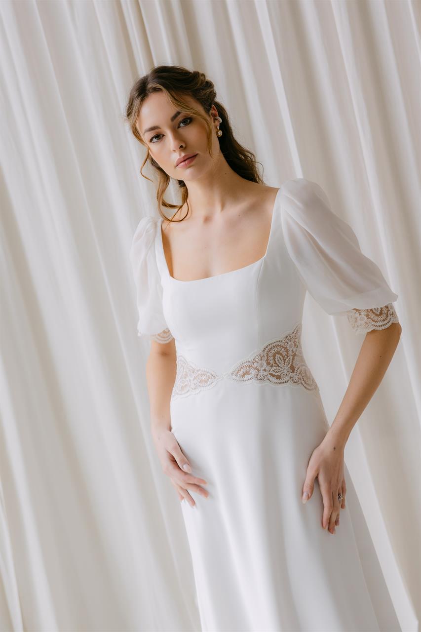 Schlichtes Boho-Brautkleid mit Karree-Ausschnitt & Chiffonärmeln Schlichtes Boho-Brautkleid mit Karree-Ausschnitt & Chiffonärmeln