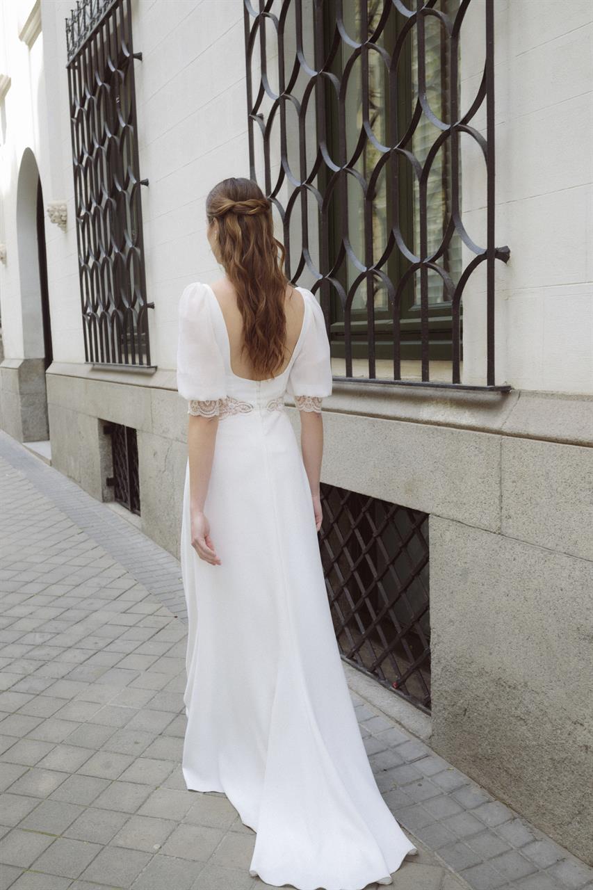 Schlichtes Boho-Brautkleid mit Karree-Ausschnitt & Chiffonärmeln Schlichtes Boho-Brautkleid mit Karree-Ausschnitt & Chiffonärmeln