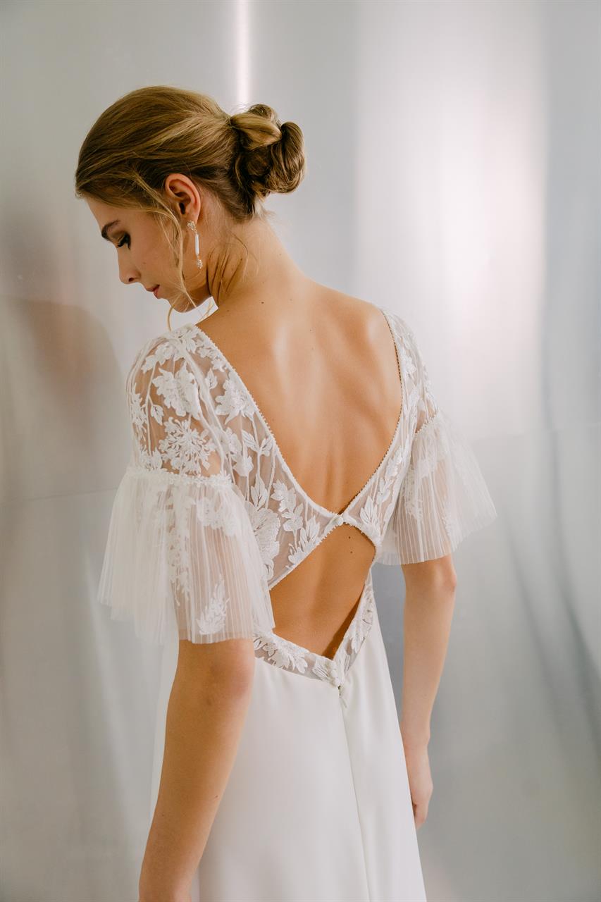 Minimalistisches Empire-Brautkleid im modernen Boho-Look