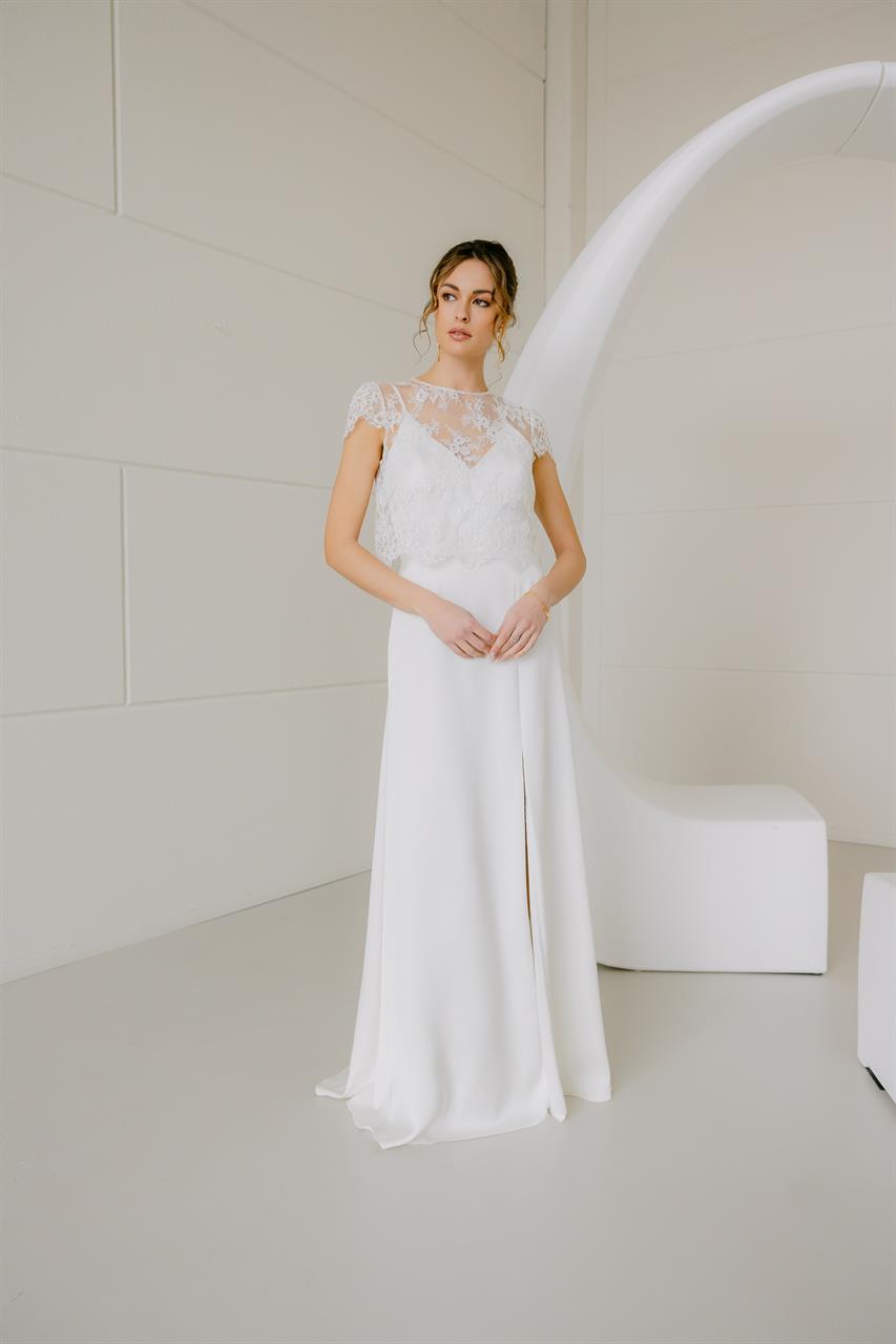 Minimalistische Brautkleid mit feinem Spitzn-Top
Rembo Atelier Elara
